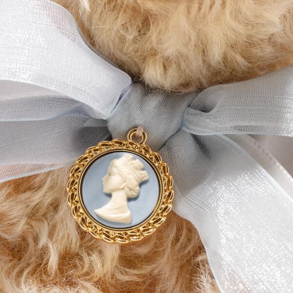Steiff Queen Elizabeth II – 100th birthday Bear, Limited Edition 1926 Boxed with Certificate Rare - Image 2